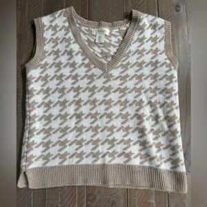 Jessica Simpson Tan and White V neck sleeveless  Knit Sweater